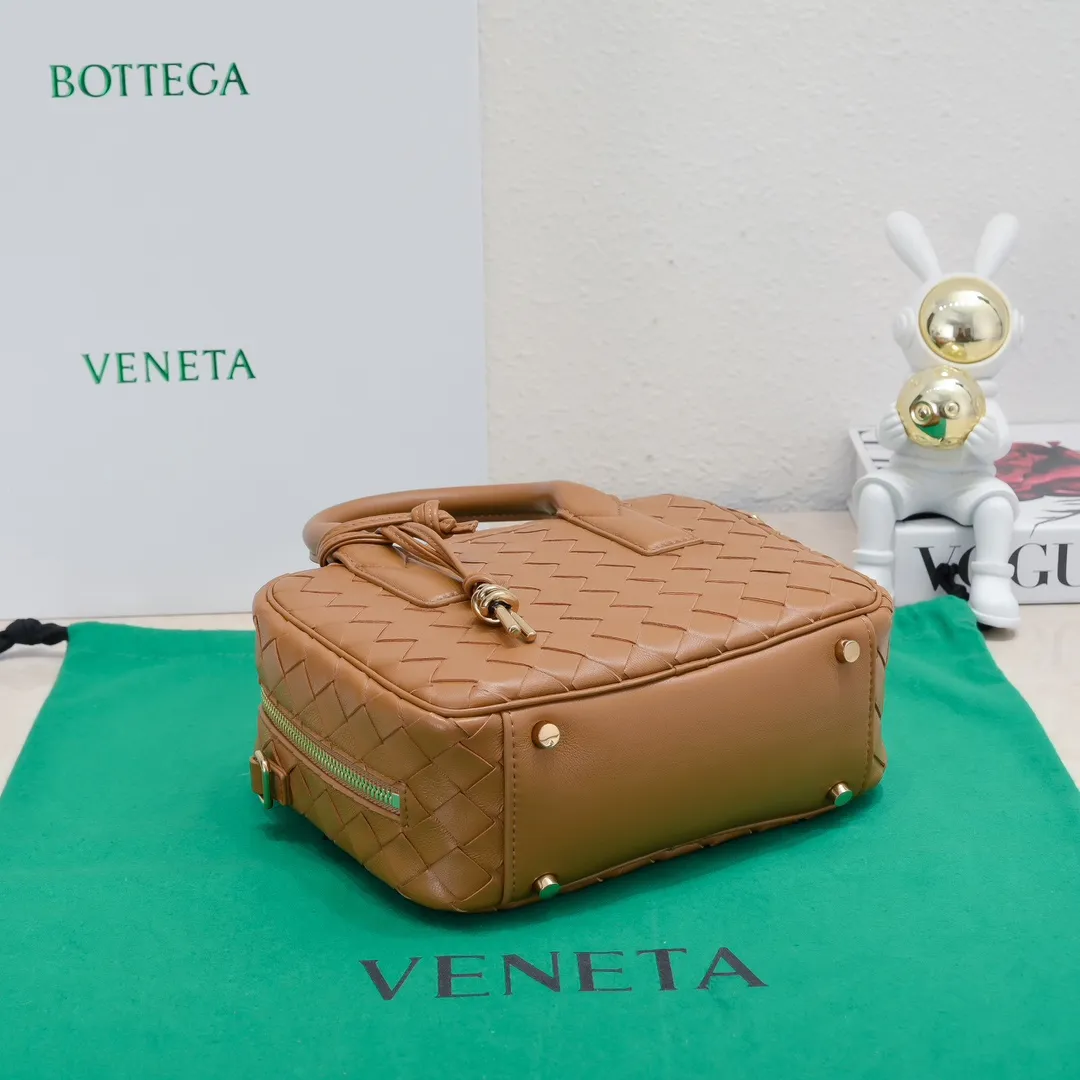 Batch 1560 BV2024 Spring Get Away small square box, retro and fashionable small size, multiple carrying methods, retro and fashionable, lightweight bag, practical space, same style for men and women! ! ! A fashionable must-have item, brass knotted rope pendant, chic and elegant, low-key luxury and tasteful, versatile item. Style number: 6763 Size: 23.5*17.9*9cm